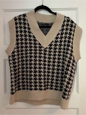 Black & Cream Houndstooth V-Neck Knit Sweater Vest